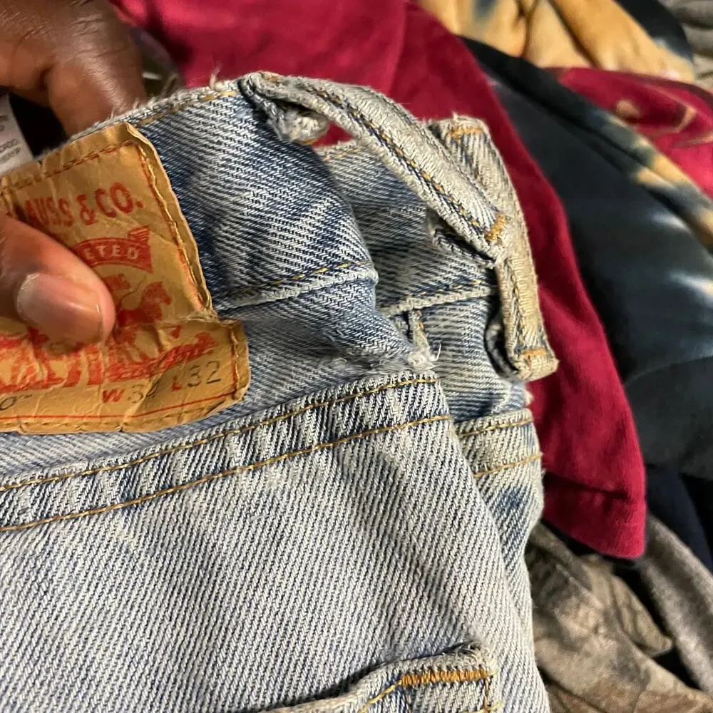 y2k thrashed baggy Levi’s 550 jeans 34x32